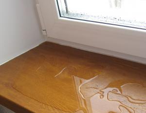 протікає вікно